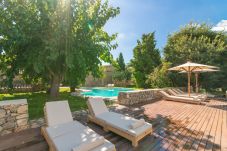 5 DBR, 5 BR, extra beds, AC, chimney, free Wifi Internet, wonderful garden with large pool and great BBQ area