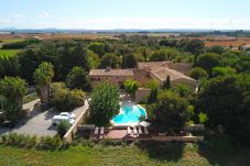 5 DBR, 5 BR, extra beds, AC, chimney, free Wifi Internet, wonderful garden with large pool and great BBQ area
